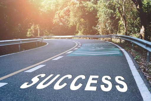 U Wang Young encourages the younger generation to focus on enjoying the journey of starting a business rather than just focusing on the results.